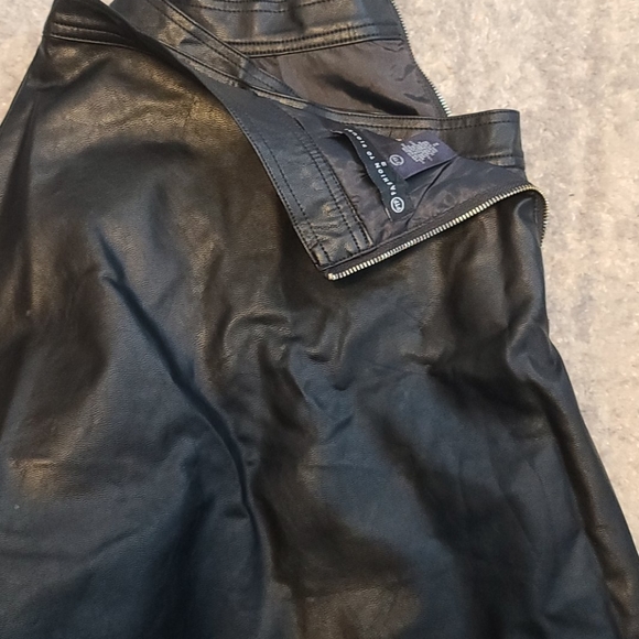 Faux leather skirt - Picture 2 of 2
